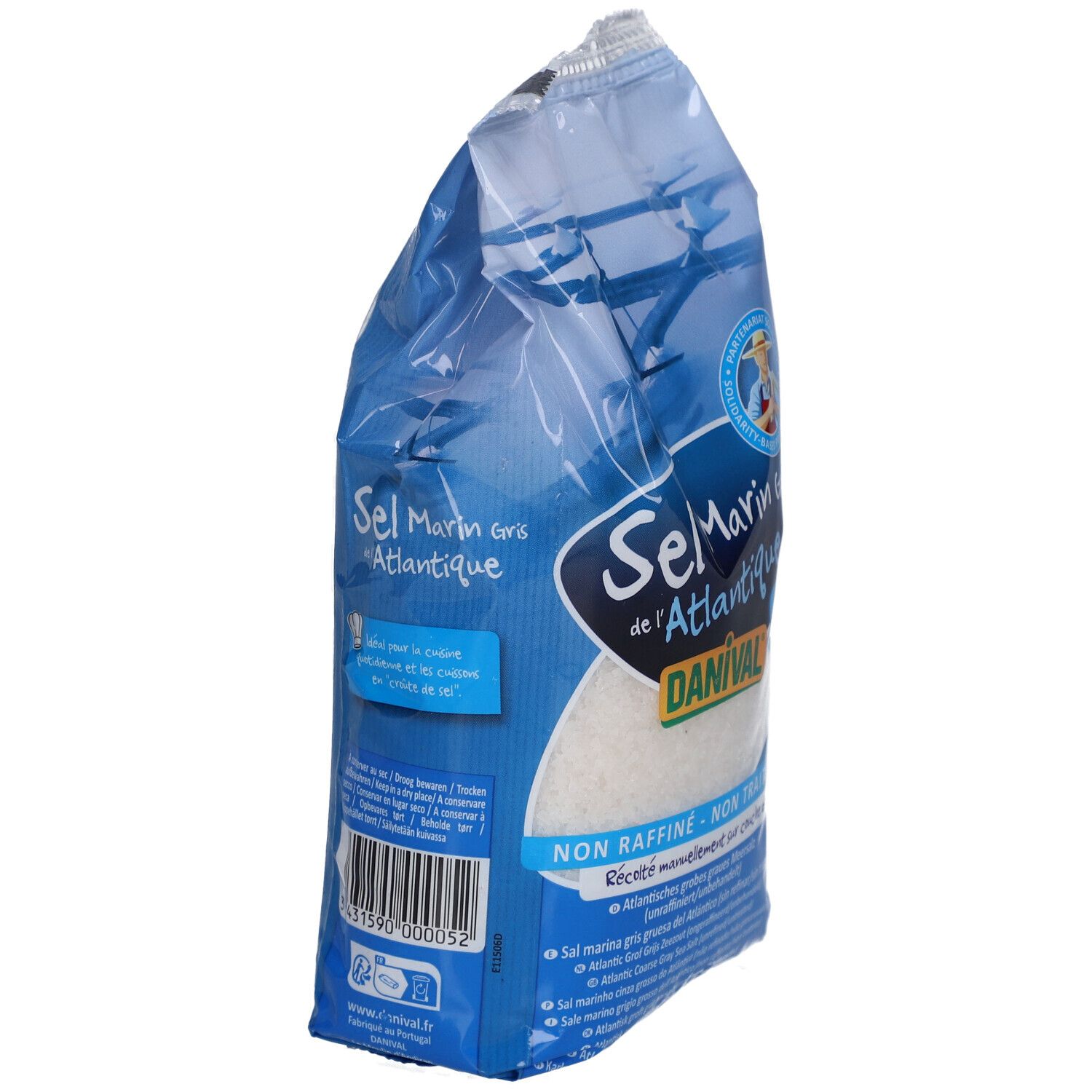 Blaue Verpackung mit grobem Atlantik-Meersalz. Produktname und Logo sichtbar. Barcode und Text auf der Seite.