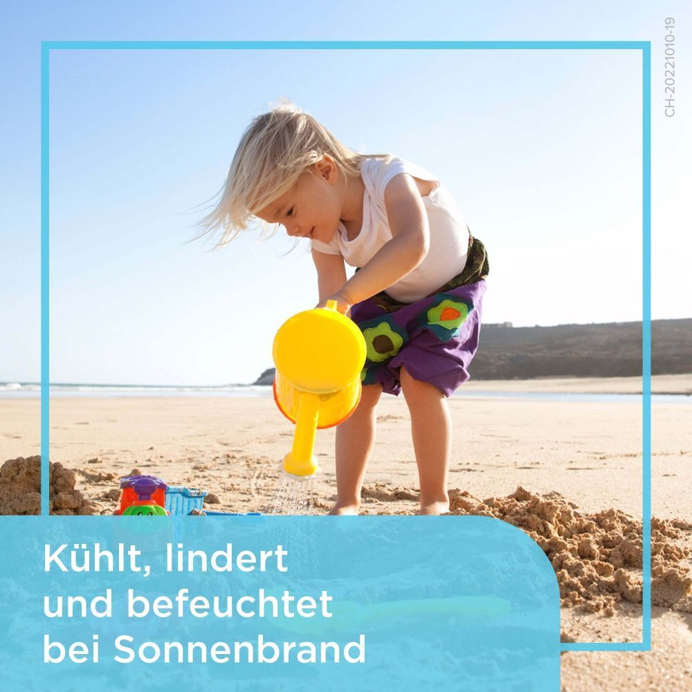 Kind am Strand mit gelber Gießkanne. Text: Kühlt, lindert und befeuchtet bei Sonnenbrand.