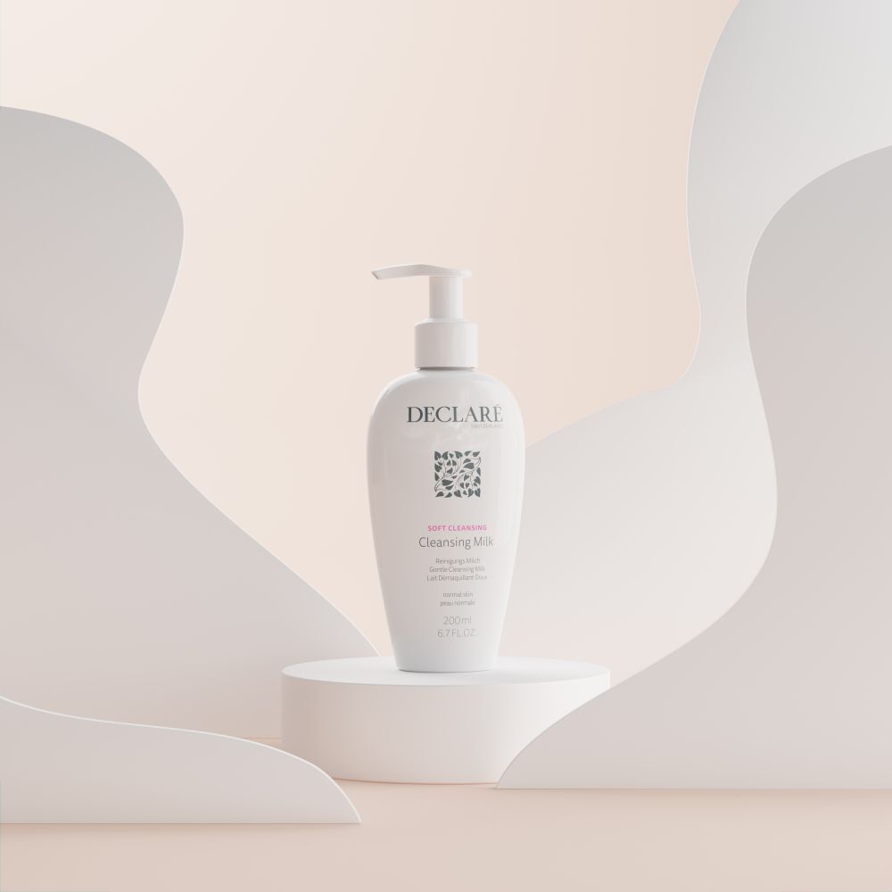 Weiße Flasche mit Pumpverschluss auf Podest. Aufschrift: DECLARÉ SWITZERLAND, Soft Cleansing, Cleansing Milk. 200ml.