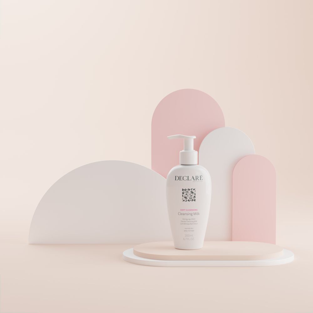 Weiße Flasche mit Pumpverschluss. Aufschrift: DECLARÉ SWITZERLAND, Soft Cleansing, Cleansing Milk. 200ml.