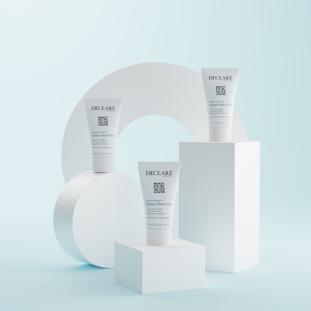 Drei weiße Tuben auf weißen Podesten. Hintergrund mit weißem Kreis und Würfeln. Aufschrift: DECLARÉ, Ocean's Best Mask.