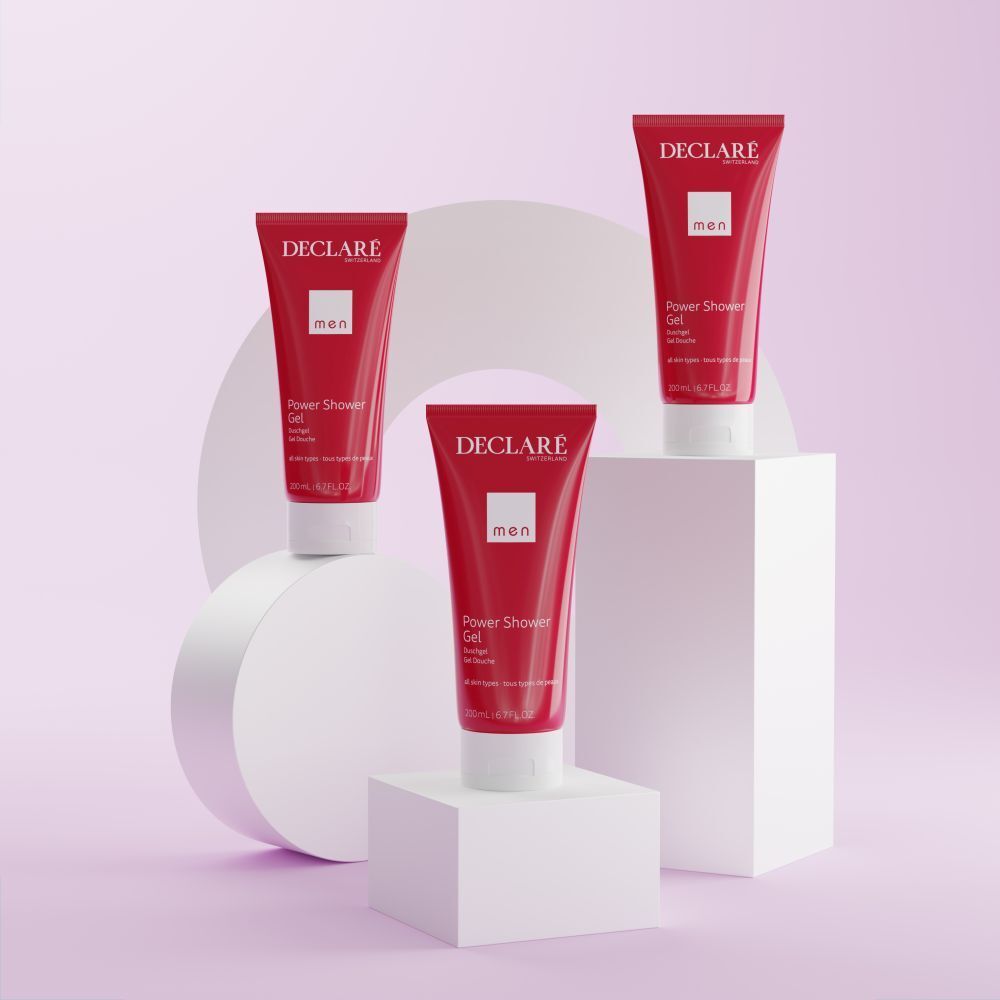 Drei rote Tuben mit weißem Deckel auf Podesten. Aufschrift: DECLARÉ, Power Shower Gel, men.
