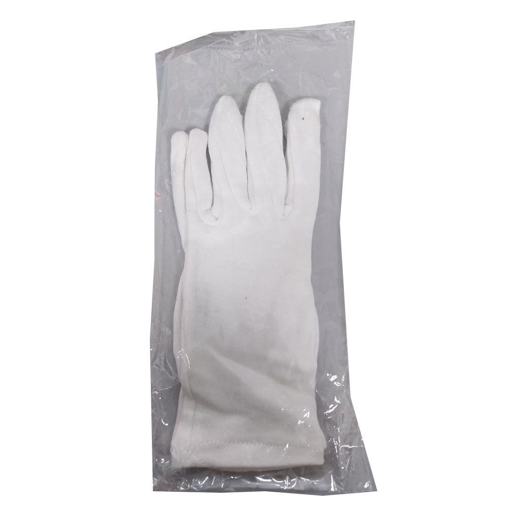 Un gant blanc en coton dans un emballage plastique. Le gant est plié.