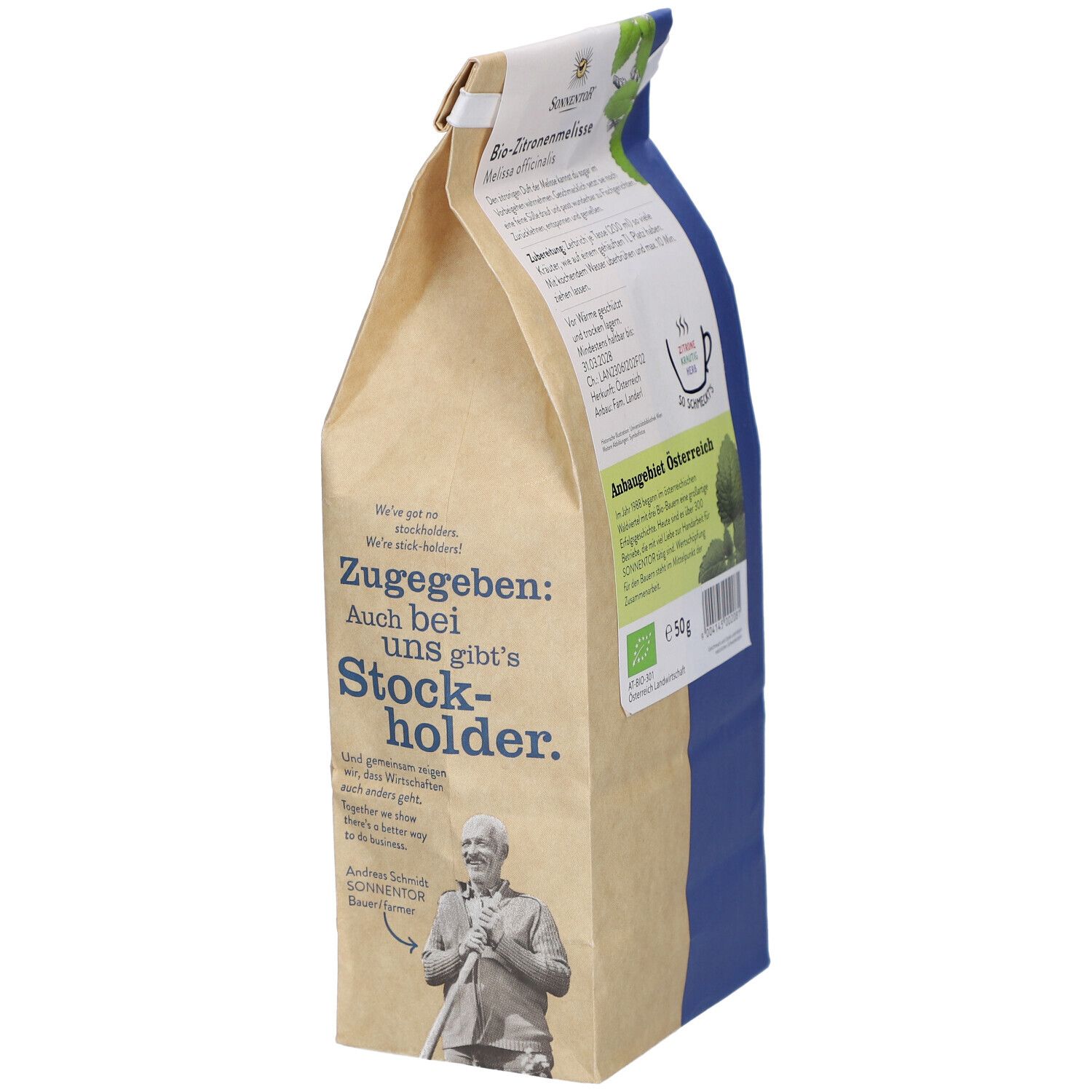 Sonnentor Bio-Zitronenmelisse Verpackung. Aufdruck: Zugabe: Auch bei uns gibt's Stockholder. Bild eines Mannes mit Sense.