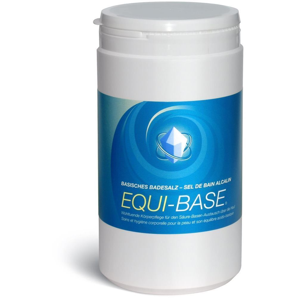 Pot blanc avec étiquette bleue. Inscription: EQUI-BASE Sel de bain alcalin. Logo cristal. Couvercle.