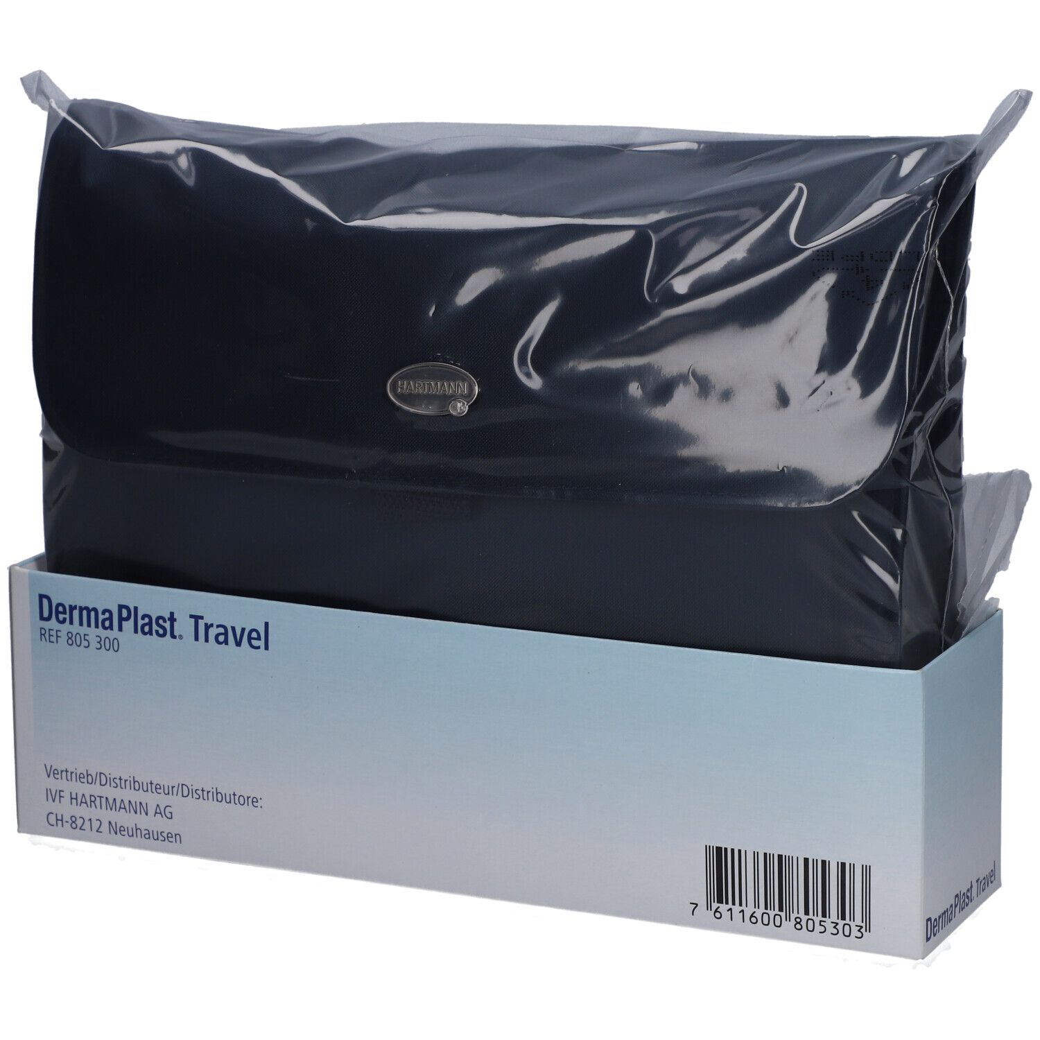 Schwarze Tasche in Folie, in einem weißen Karton. Auf der Tasche ist ein Logo zu sehen. Auf dem Karton steht "Dermaplast. Travel" und weitere Informationen.