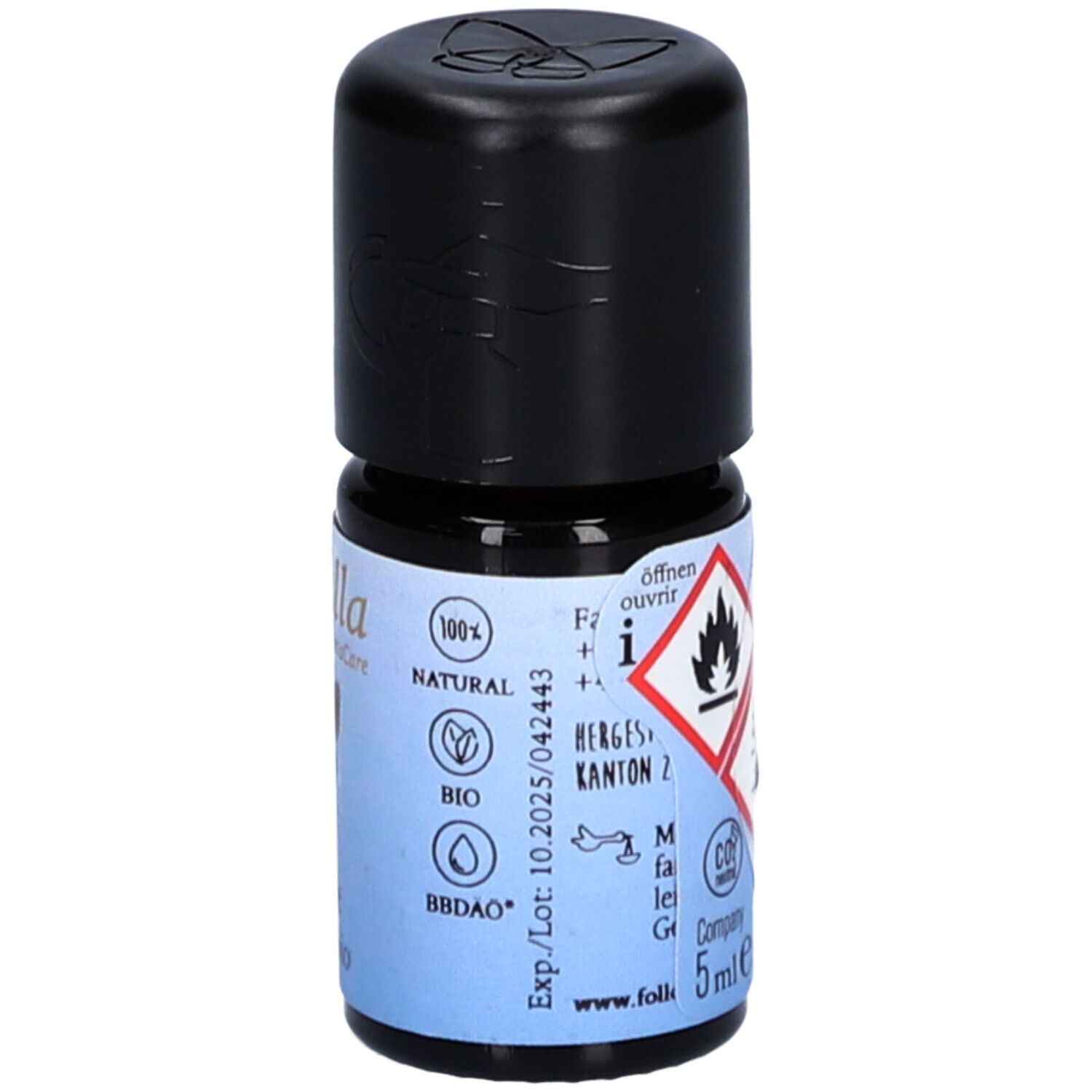Petite bouteille noire. Étiquette avec symboles de danger, texte: 100% Natural, Bio, BBD/Lot, 5 ml.