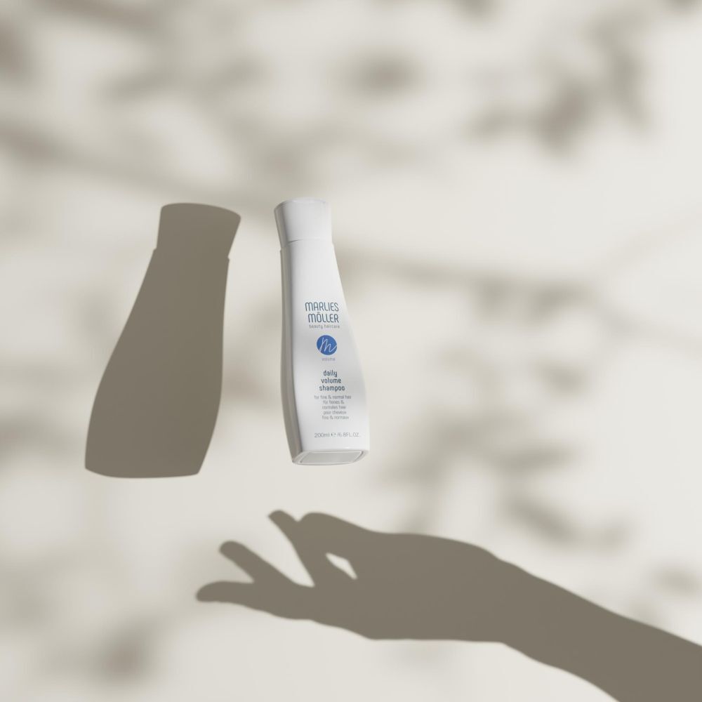 Weiße Shampoo-Flasche mit Schatten. Aufschrift: Marlies Möller, Volume Daily Volume Shampoo. 200ml.
