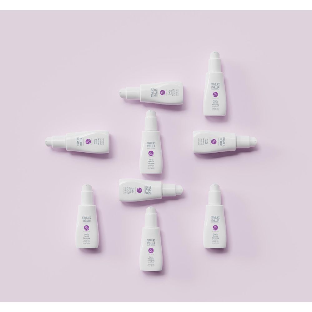 Mehrere weiße Flaschen mit Sprühkopf auf lila Hintergrund. Aufschrift: Marlies Möller, Style & Hold.