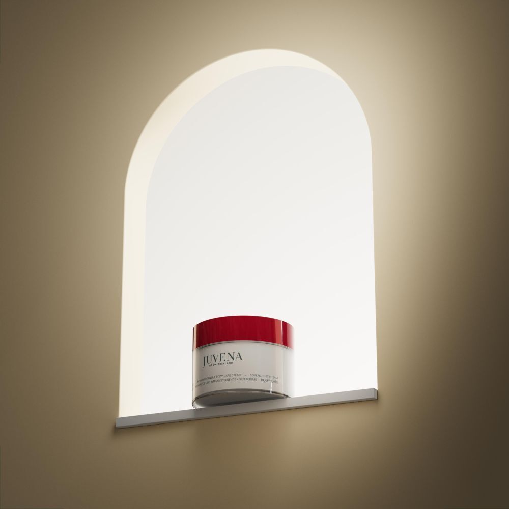 Creme-Dose mit rotem Deckel in einer Nische. Aufschrift: Juvena. Produktname nicht lesbar.