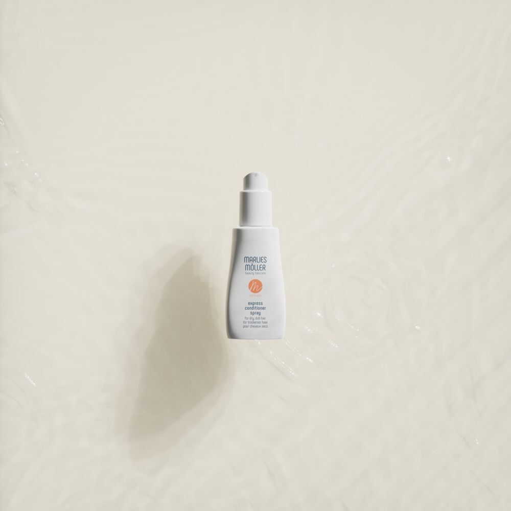 Weiße Flasche im Wasser. Aufschrift: Marlies Möller, softness, Express Conditioner Spray.