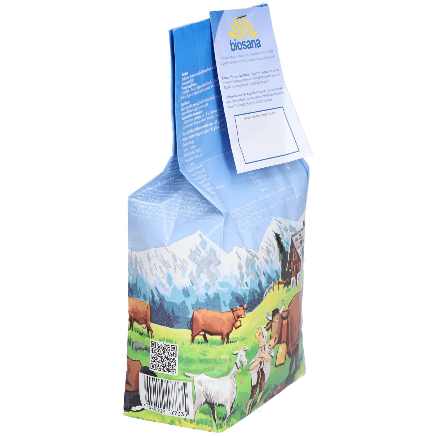 Vue latérale du sachet bleu. Logo BIOSANA. Informations textuelles. Illustration de vaches et montagnes.