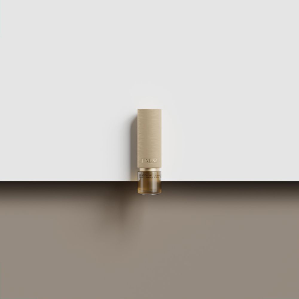 Beige-goldfarbene Flasche. Aufschrift: JUVENA.