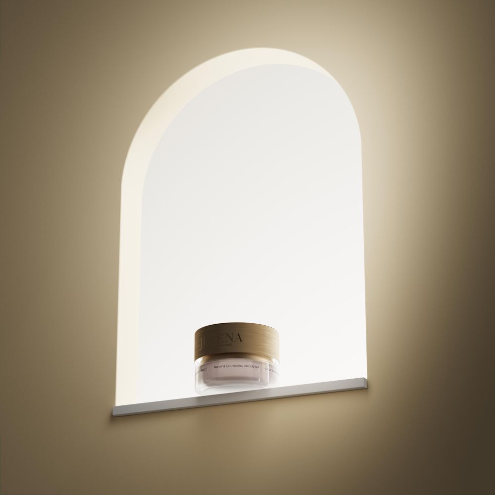 Crème-Glas mit goldfarbenem Deckel. Aufschrift: JUVENA. In einer beleuchteten Nische platziert.