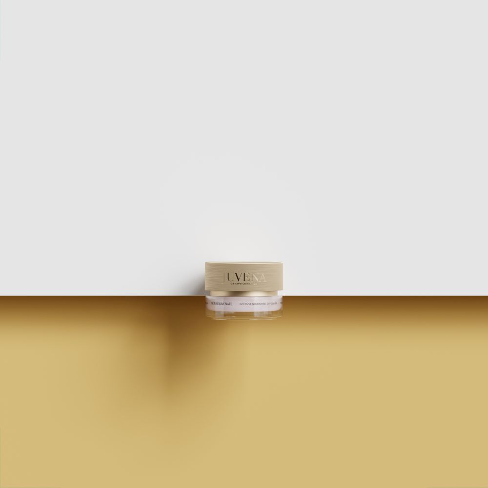 Crème-Glas mit goldfarbenem Deckel. Aufschrift: JUVENA. Auf goldfarbenem Untergrund platziert.