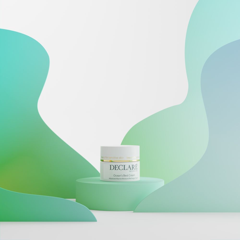 Weißer Tiegel auf grünem Podest. DECLARÉ-Logo und Produktname Ocean's Best Cream.