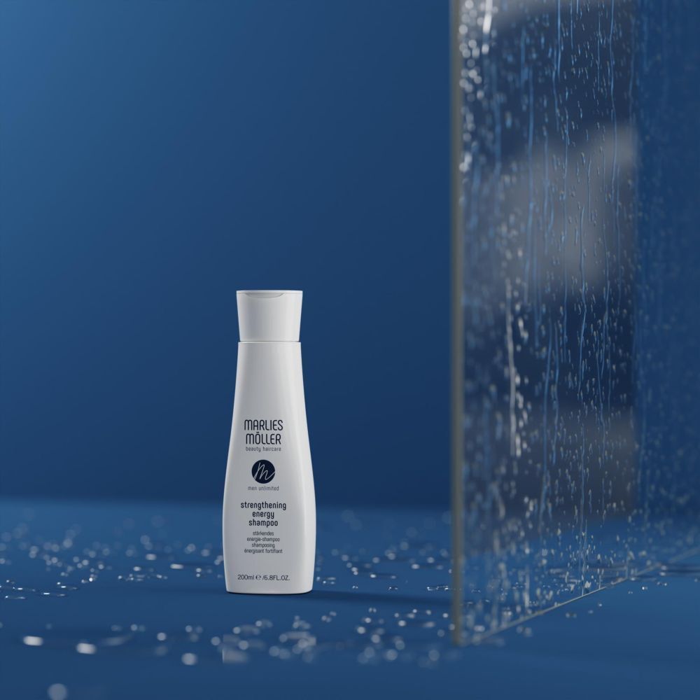 Marlies Möller Shampoo vor blauem Hintergrund. Produktname und Logo sichtbar.