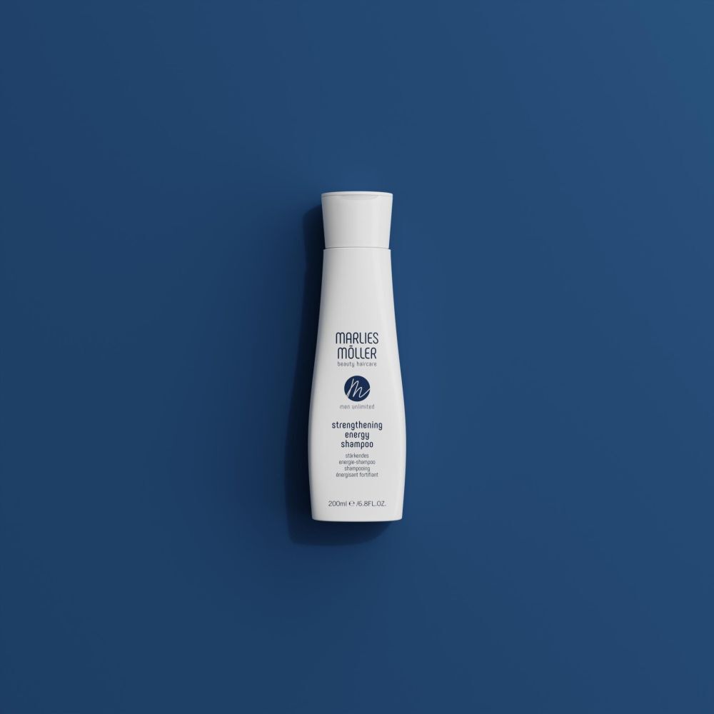 Marlies Möller Shampoo auf blauem Hintergrund. Produktname und Logo sichtbar.