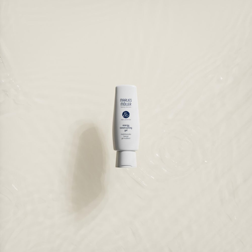 Weißes Haargel-Fläschchen. Marke Marlies Möller. Text: energy constructing gel. Auf hellem Hintergrund.
