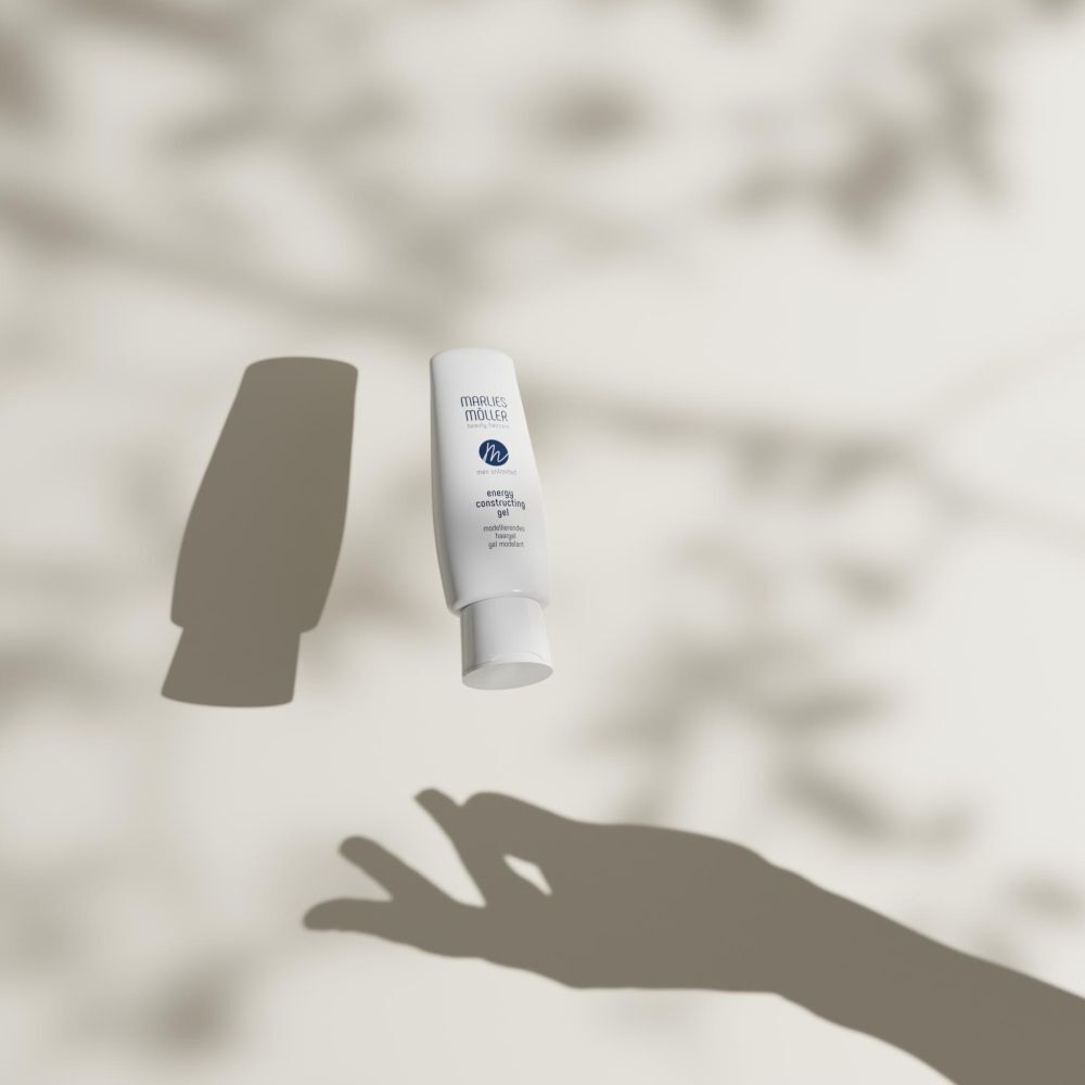 Weißes Haargel-Fläschchen. Marke Marlies Möller. Text: energy constructing gel. Schatten einer Hand.