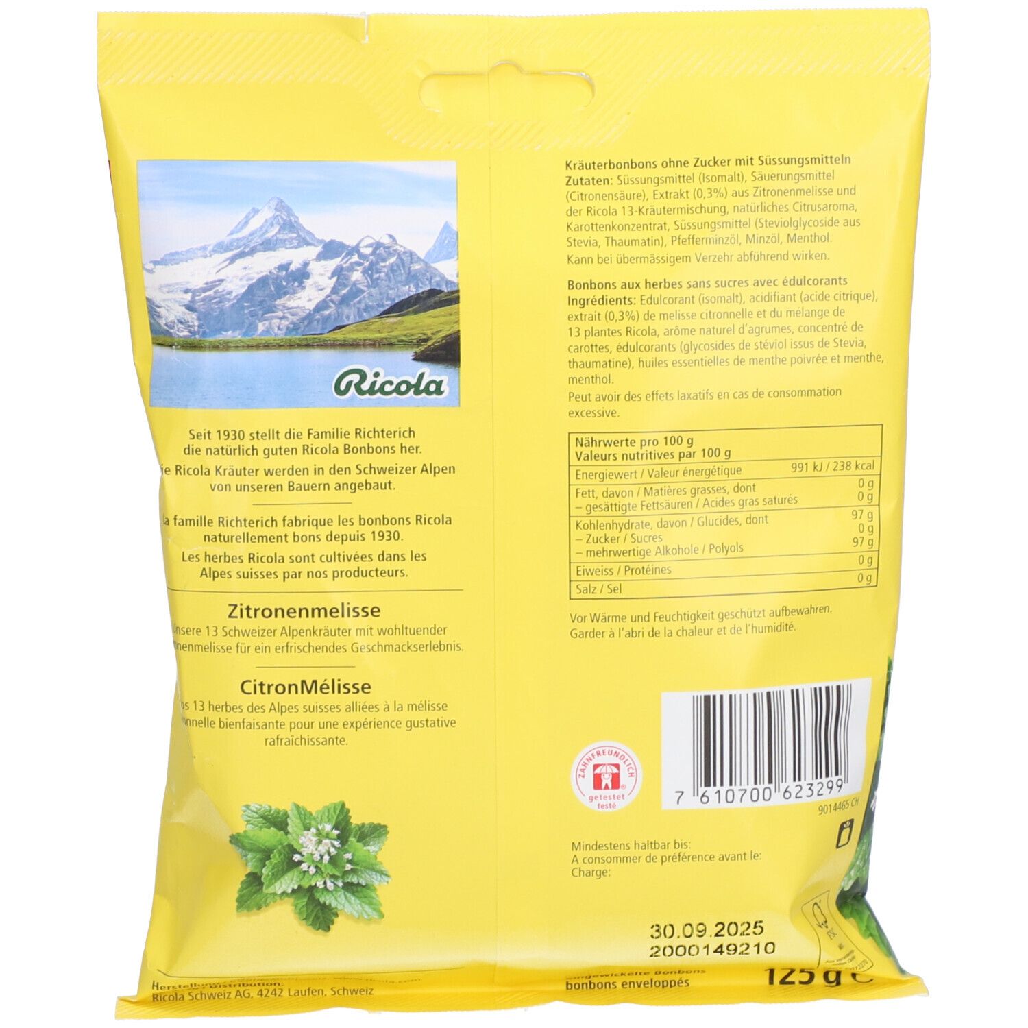 Rückseite der gelben Ricola-Tüte. Text: Zitronenmelisse, Nährwertangaben, Barcode, 125g. Berglandschaft.