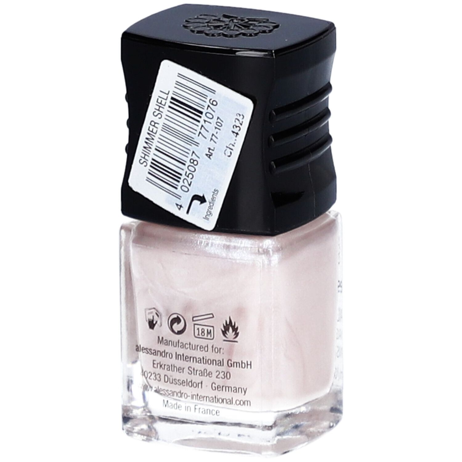 Flacon de vernis à ongles avec bouchon noir. Une étiquette avec un code-barres est présente. "Shimmer Shell" est écrit sur l'étiquette.
