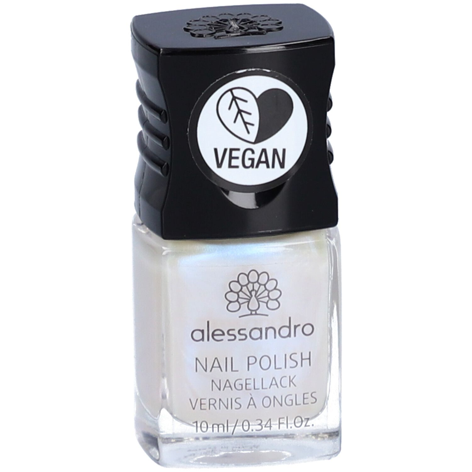 Nagellakfles met zwarte dop. Op het etiket staan de merknaam, productnaam en het veganistische logo.