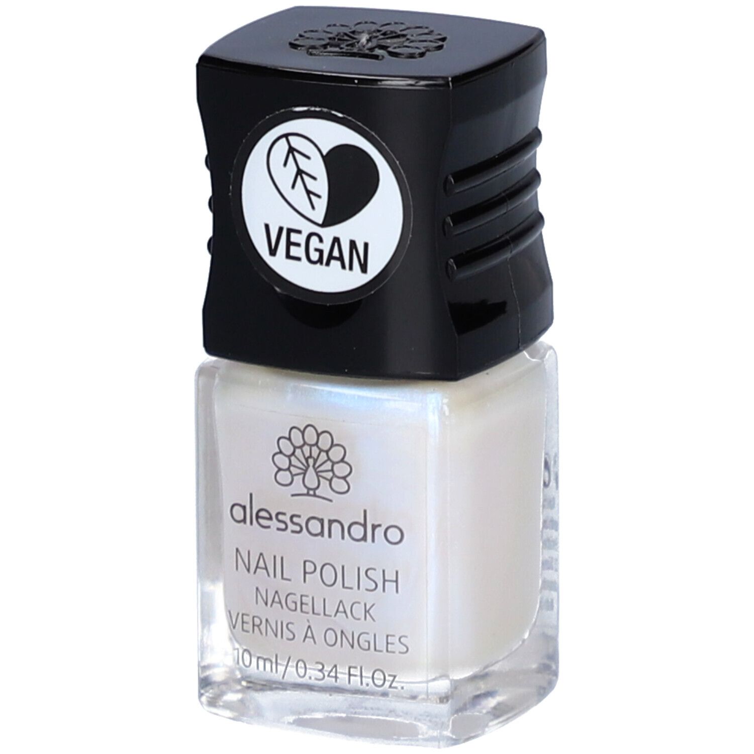 Nagellakfles met zwarte dop. Op het etiket staan de merknaam, productnaam en het veganistische logo.