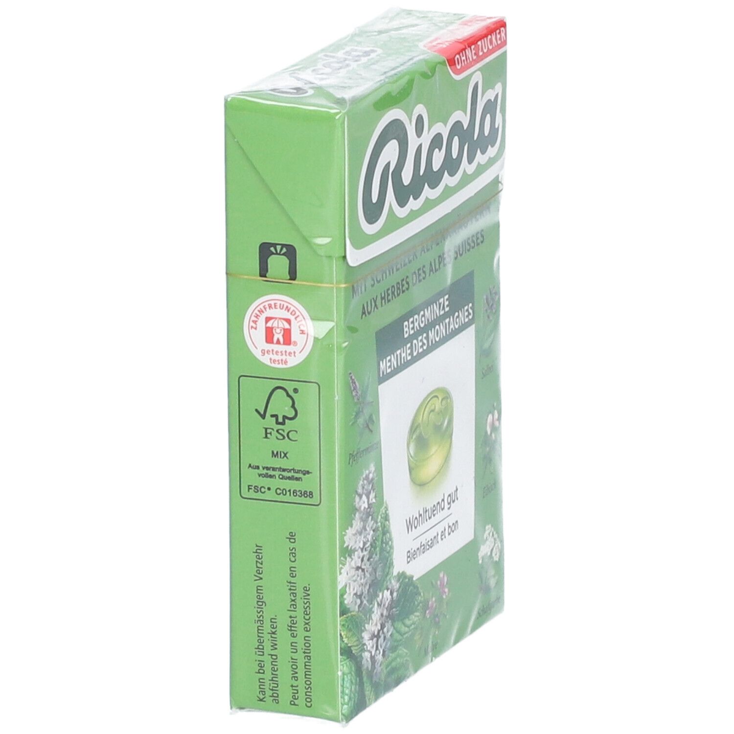 Grüne Ricola-Verpackung, seitlich betrachtet. Logo und Text sichtbar. FSC-Zertifizierung und 'Ohne Zucker' Aufkleber.