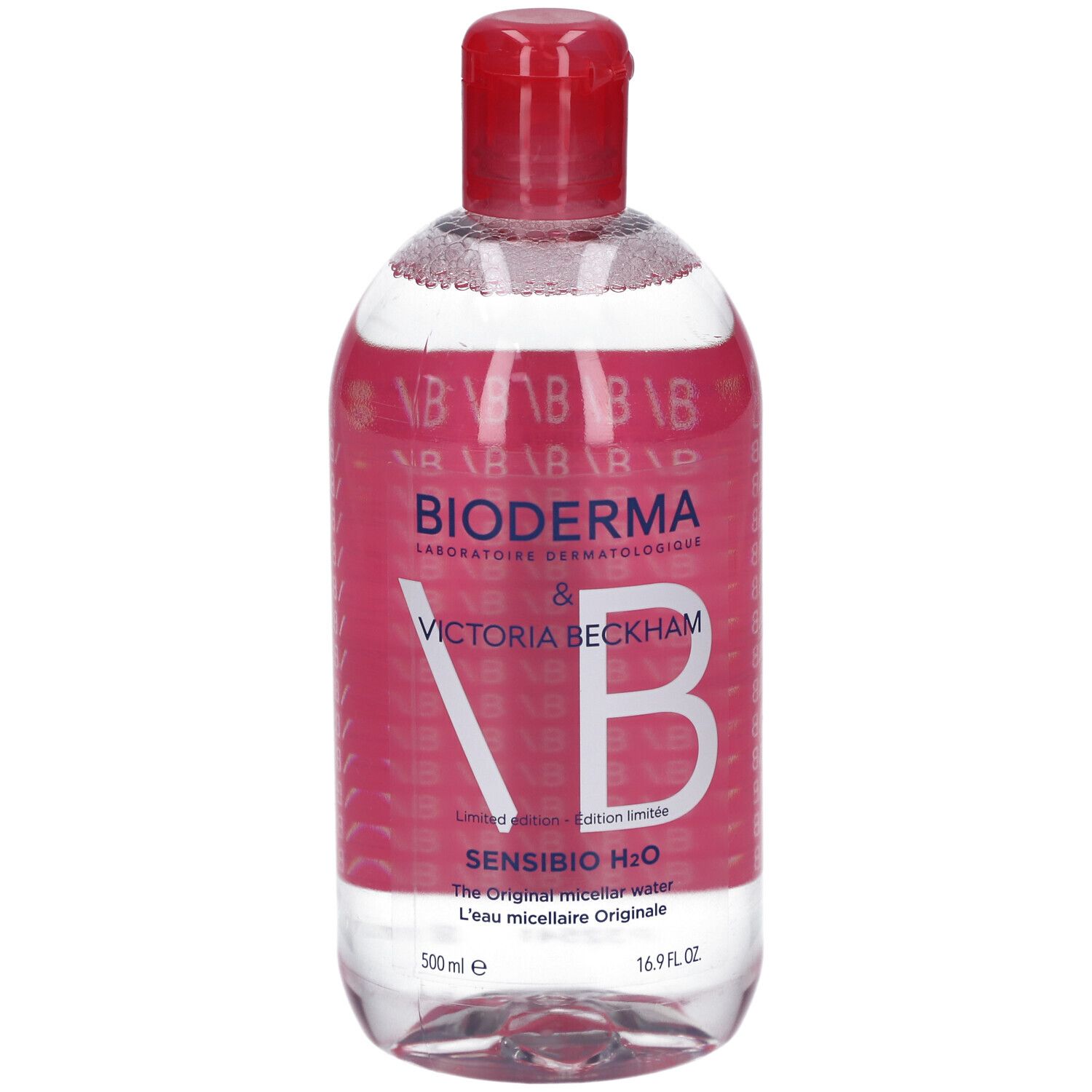 Klare Flasche mit rotem Verschluss. Aufschrift: BIODERMA & VICTORIA BECKHAM. Sensibio H2O. Limited Edition.