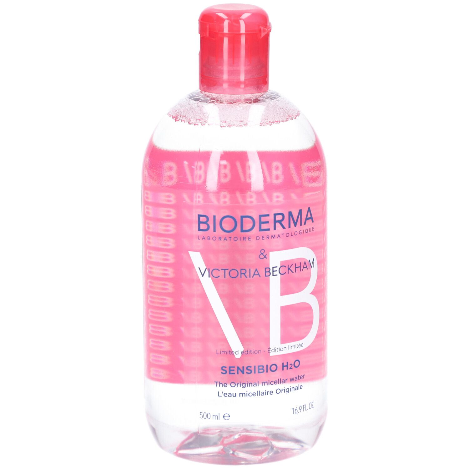 Klare Flasche mit rotem Verschluss. Aufschrift: BIODERMA & VICTORIA BECKHAM. Sensibio H2O. Limited Edition.