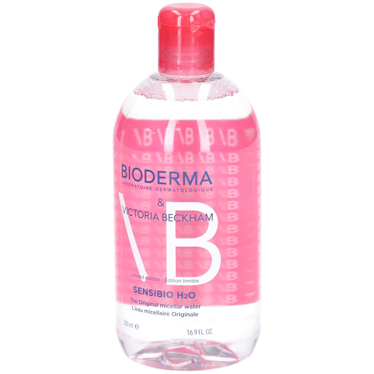 Klare Flasche mit rotem Verschluss. Aufschrift: BIODERMA & VICTORIA BECKHAM. Sensibio H2O. Limited Edition.