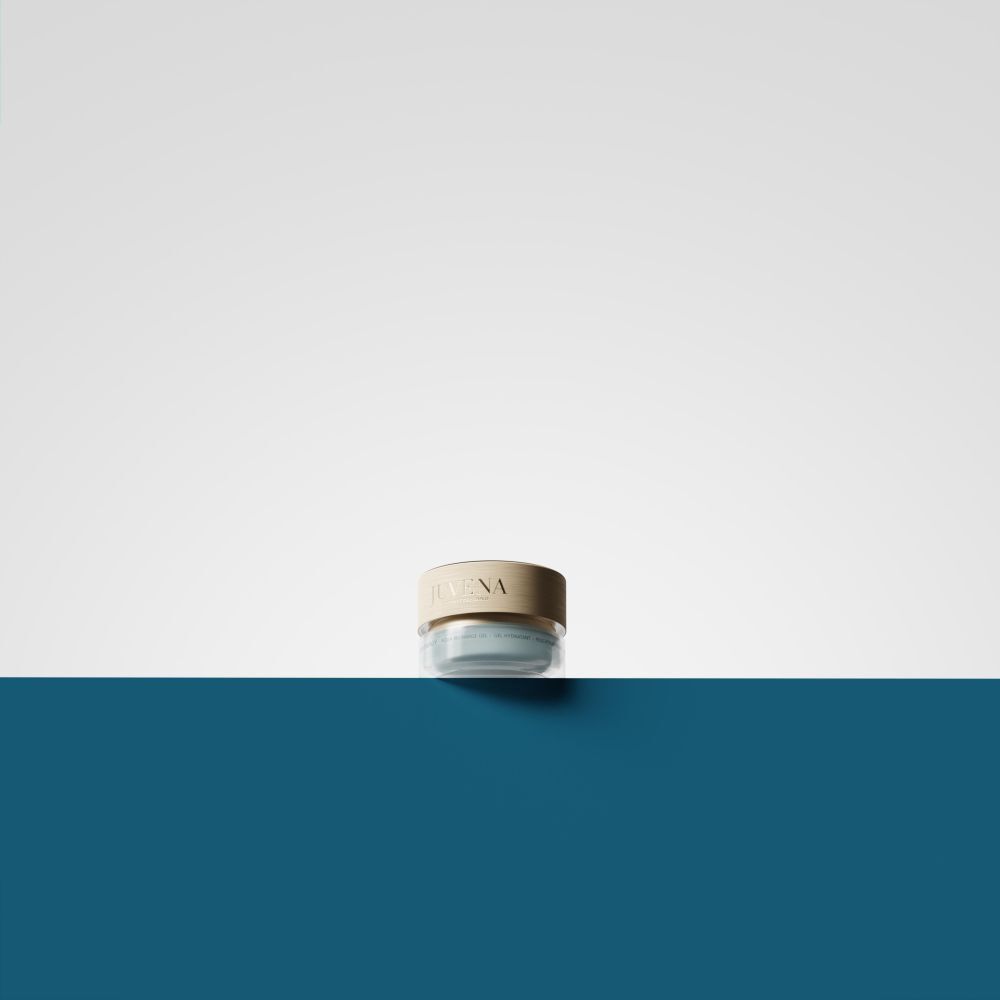 Cremebehälter mit goldfarbenem Deckel. Aufschrift: JUVENA. Auf blauem und weißem Hintergrund.