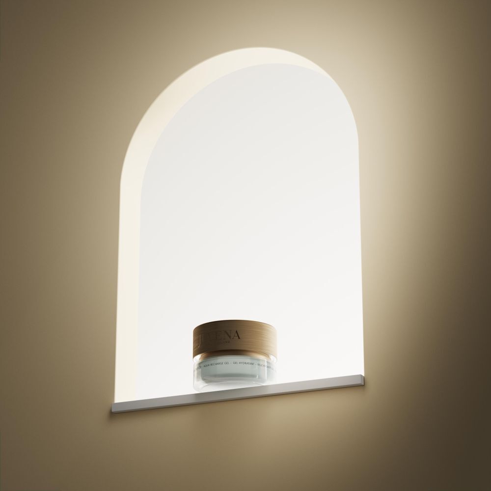 Cremebehälter in einer Nische. Goldfarbener Deckel. Aufschrift: JUVENA. Beleuchteter Hintergrund.