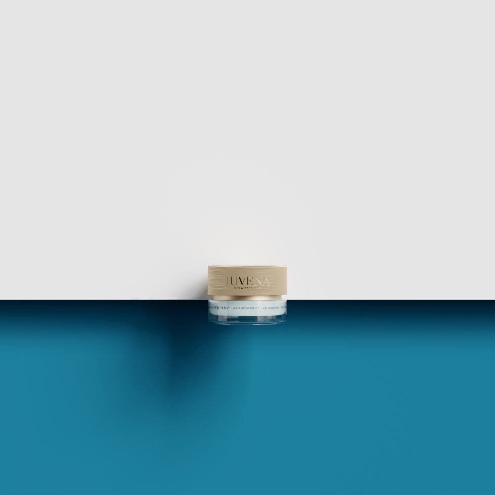 Cremebehälter mit goldfarbenem Deckel. Aufschrift: JUVENA. Auf blauem und weißem Hintergrund.