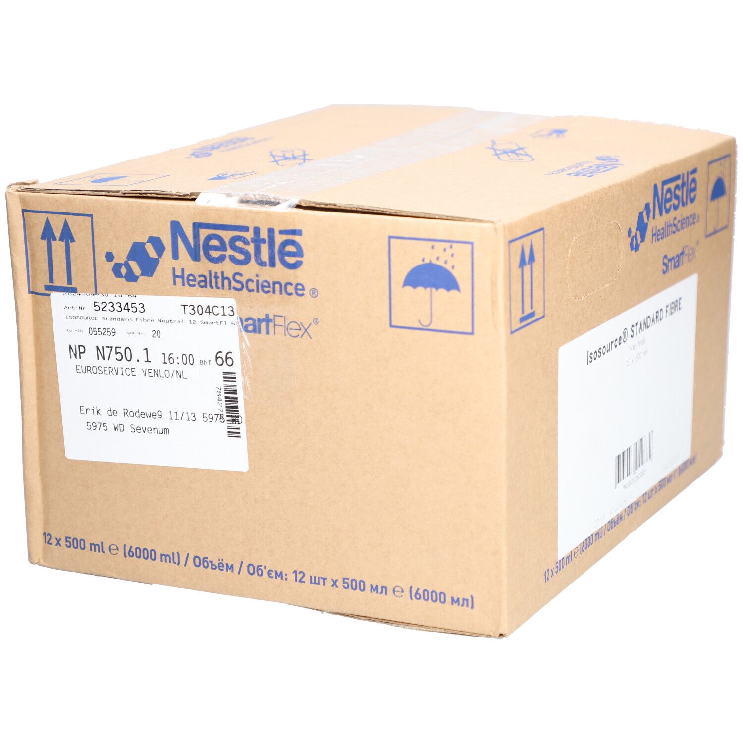 Karton mit Nestle HealthScience ISOSOURCE Standard Fibre. 12 x 500 ml. Aufdrucke: Barcode, Pfeile, Regenschirm-Symbol, Etikett.