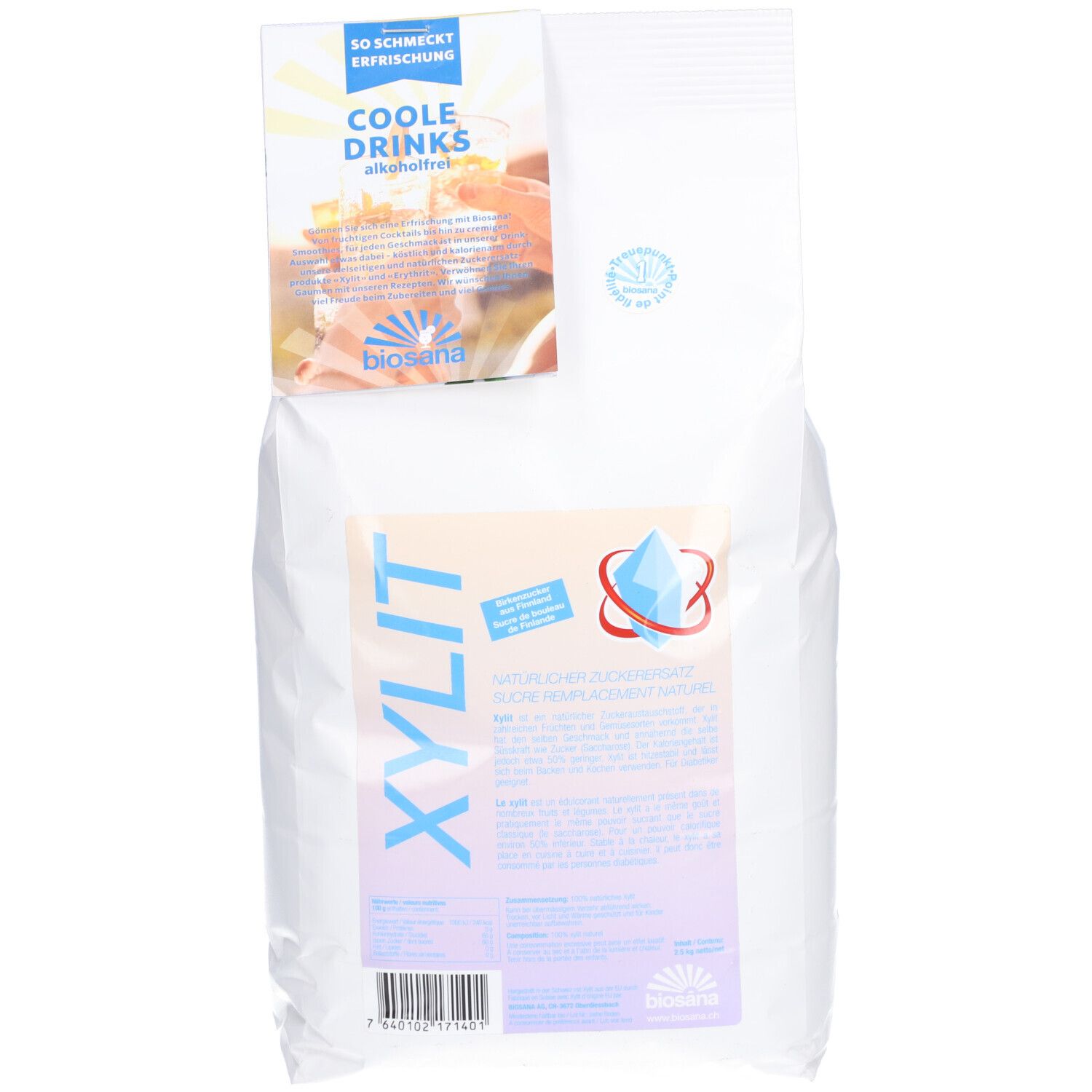 Weißer Beutel mit Aufdrucken. Aufkleber mit "COOLE DRINKS". Text "XYLIT". Logo mit blauem Kristall. Marke: biosana.