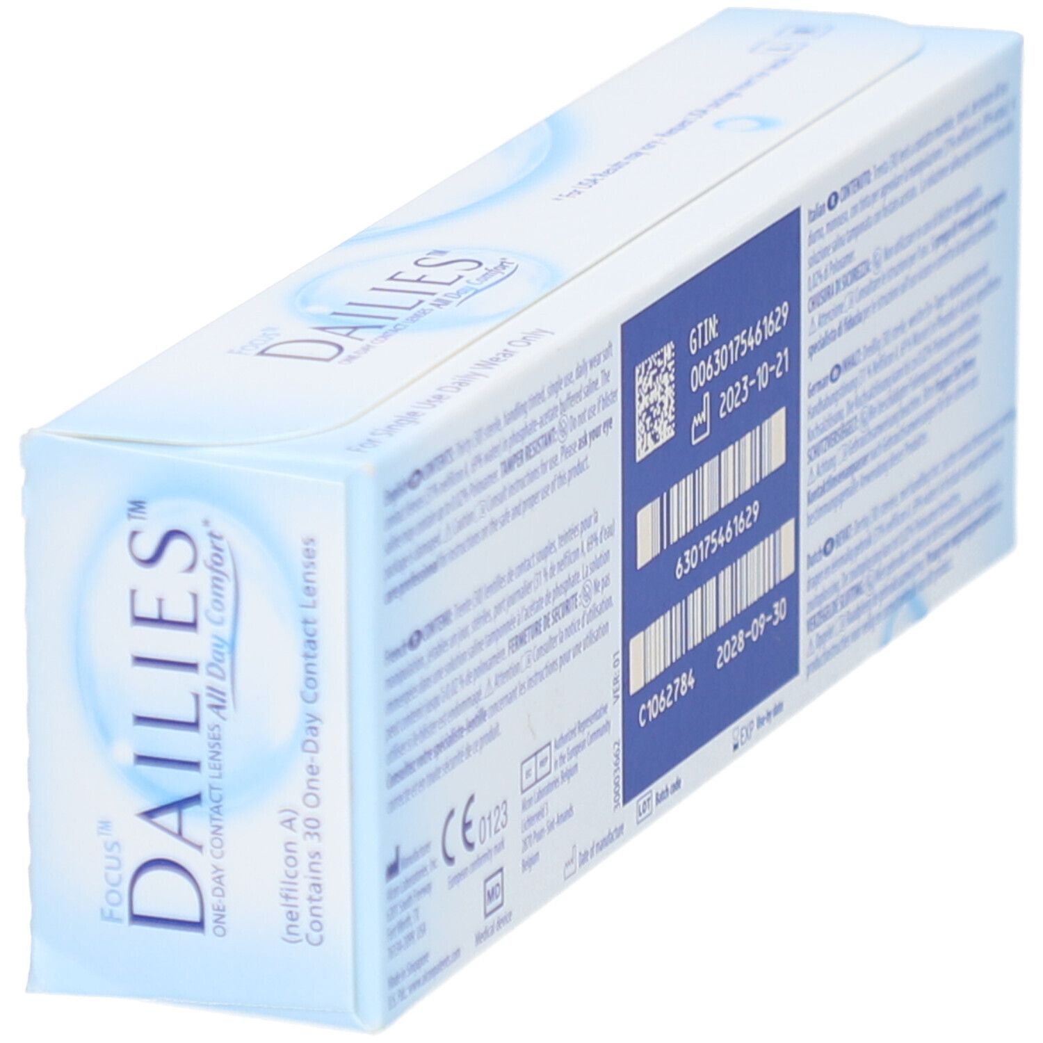 Vue en biais de la boîte de lentilles de contact FOCUS® DAILIES® All Day Comfort. Dos avec informations et codes. Marquage CE.