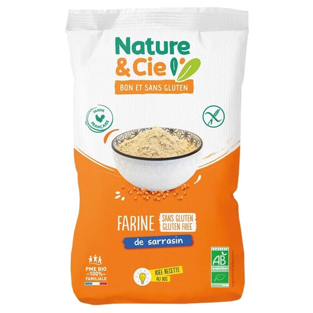 Verpackung mit Buchweizenmehl. Aufschrift: Nature & Cie, glutenfrei. Orangefarbener Hintergrund mit Produktbezeichnung und Bio-Siegel.
