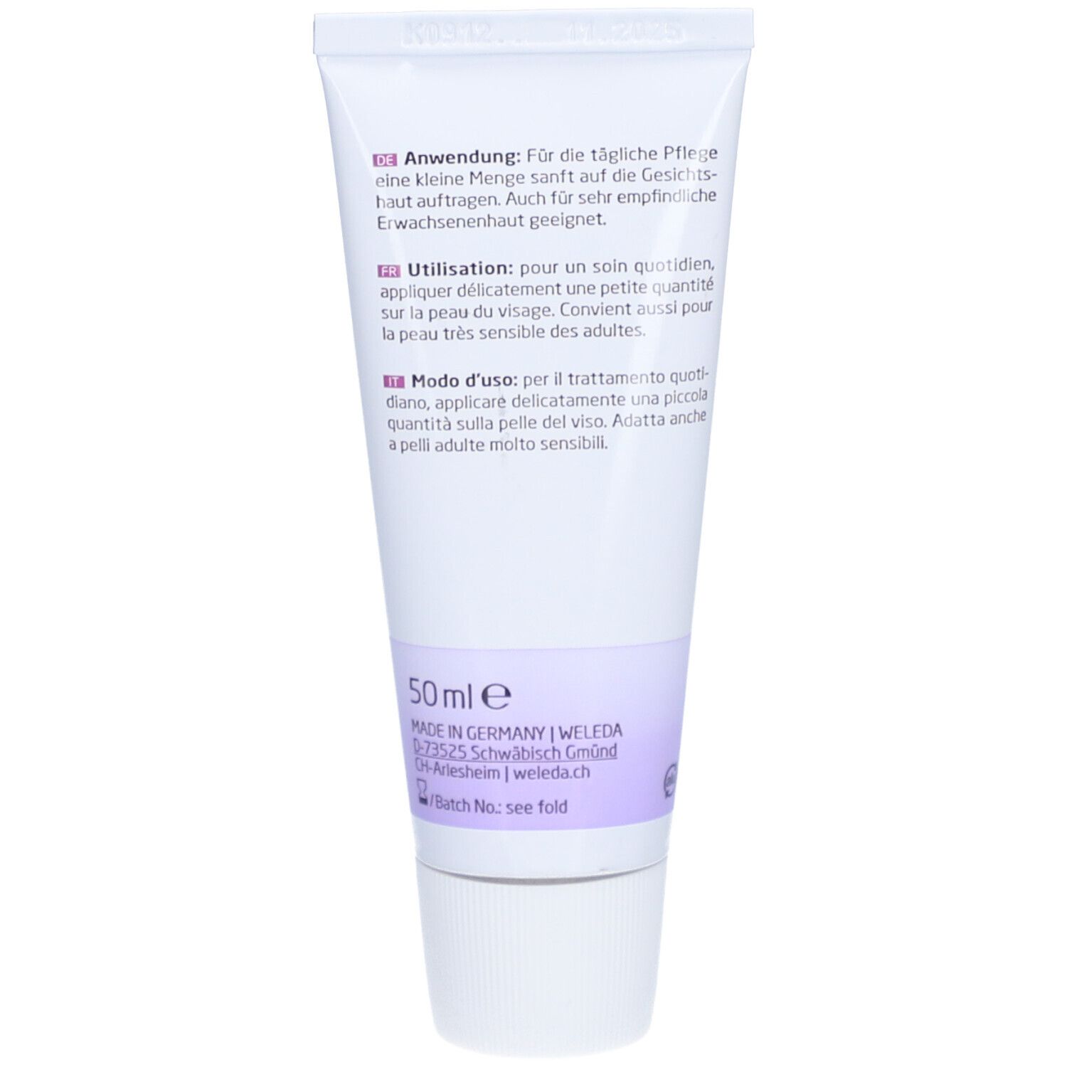 Rückseite der Weleda Baby Gesichtscreme Tube. Enthält Text in Deutsch, Französisch und Italienisch. 50 ml.