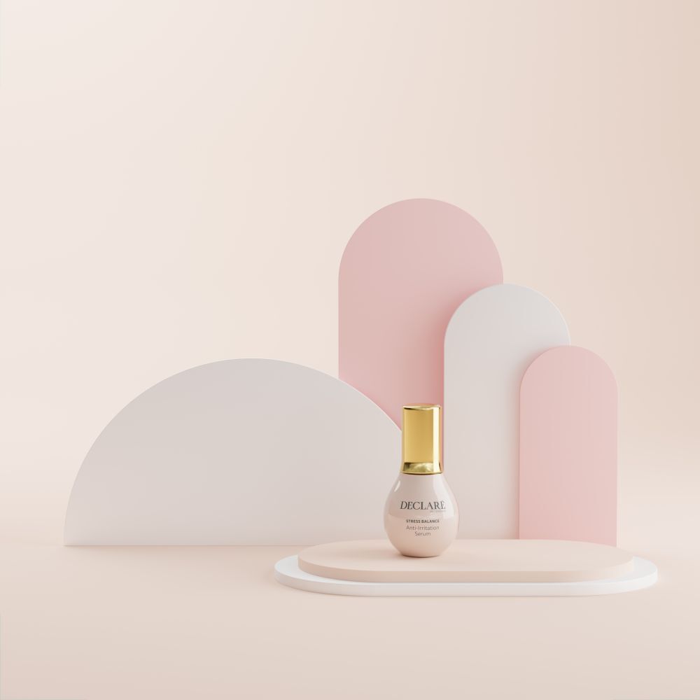 Rosa Serumflasche mit goldenem Deckel. DECLARÉ Stress Balance Anti-Irritation Serum.
