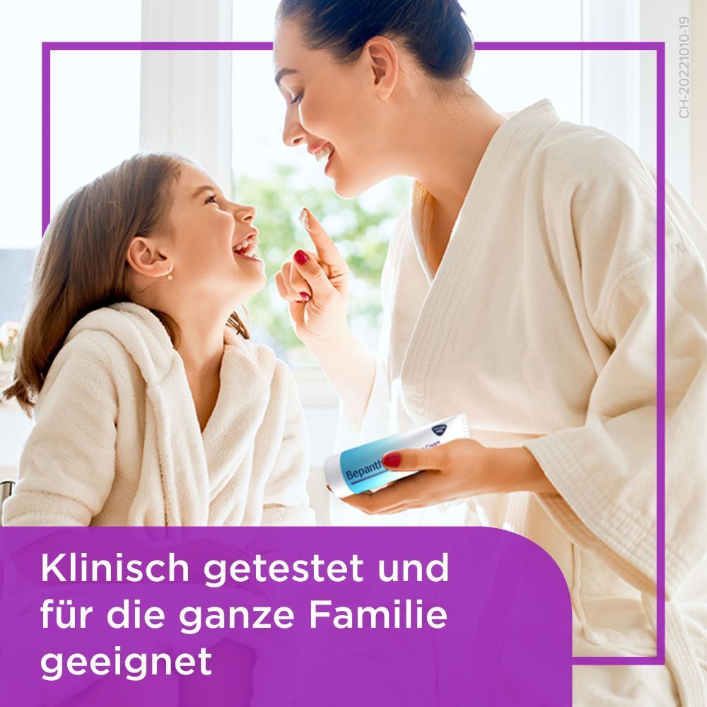 Mutter und Kind. Mutter trägt Creme auf. Text: Klinisch getestet und für die ganze Familie geeignet.