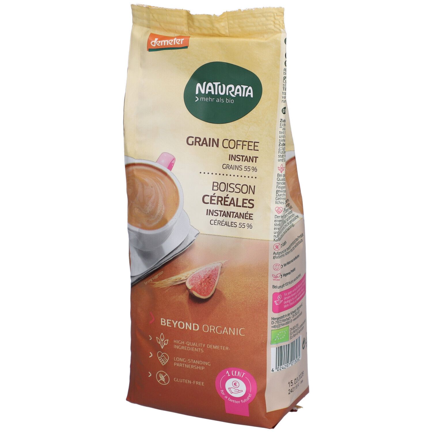 Beutel mit Naturata Getreidekaffee. Aufdrucke: Grain Coffee, Instant, Demeter-Logo, Bio-Siegel. Abbildung von Kaffeegetränk.