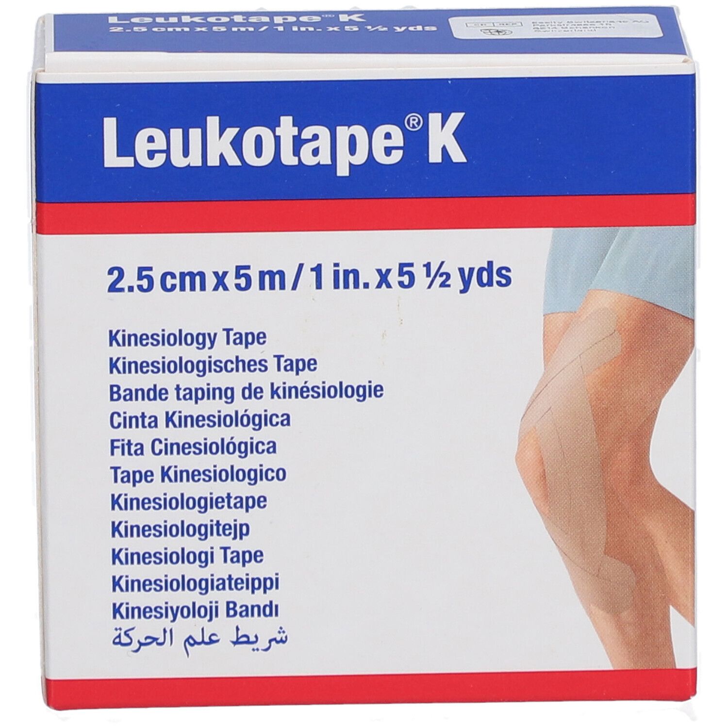 Kinesiologie-Tape-Box. Aufschrift: Leukotape K, 2,5 cm x 5 m. Bein mit Tape. Mehrsprachige Produktbezeichnungen.