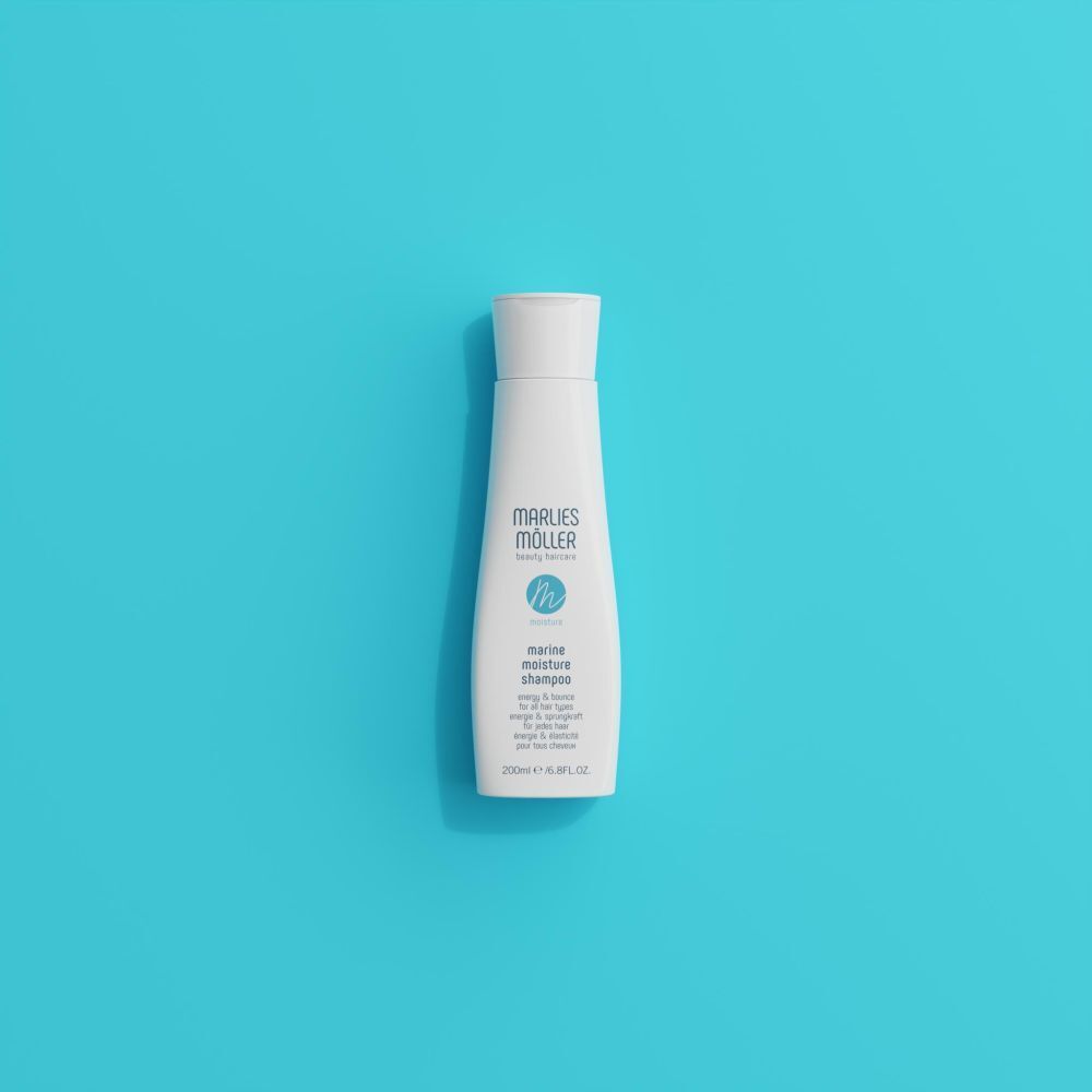 Shampoo-Flasche auf blauem Hintergrund. Aufschrift: Marlies Möller, Marine Moisture Shampoo.