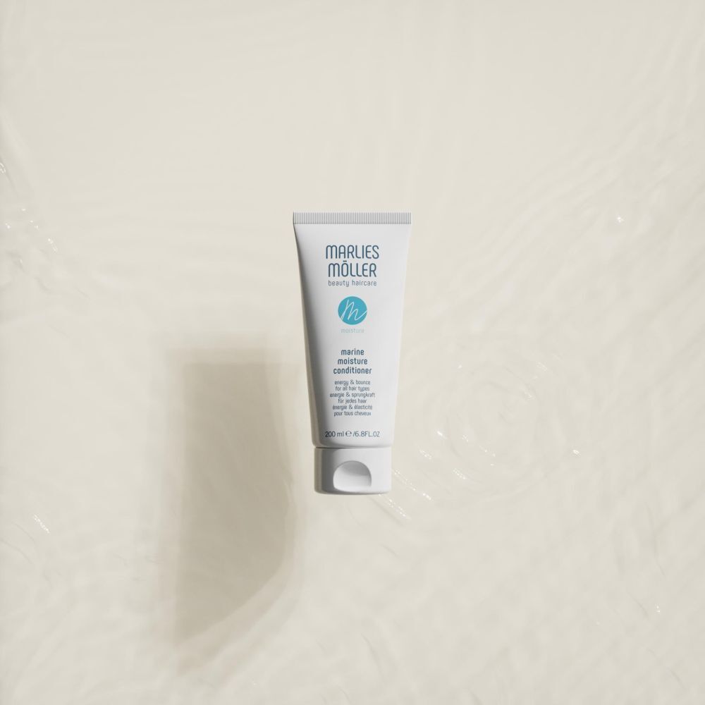 Weiße Tube im Wasser. Enthält Marine Moisture Conditioner. Marke: Marlies Möller.