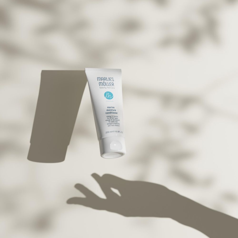 Weiße Tube mit Schatten. Enthält Marine Moisture Conditioner. Marke: Marlies Möller.