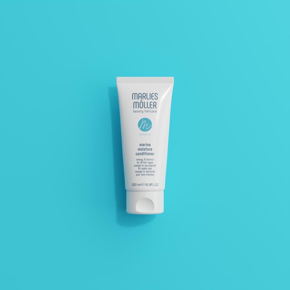 Weiße Tube auf blauem Hintergrund. Enthält Marine Moisture Conditioner. Marke: Marlies Möller.