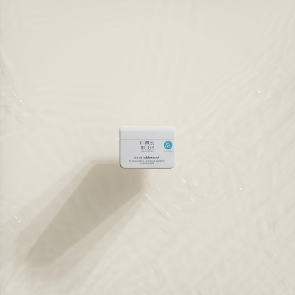 Weißer Tiegel auf hellem Hintergrund. Marlies Möller Marine Moisture Mask. Schatten.