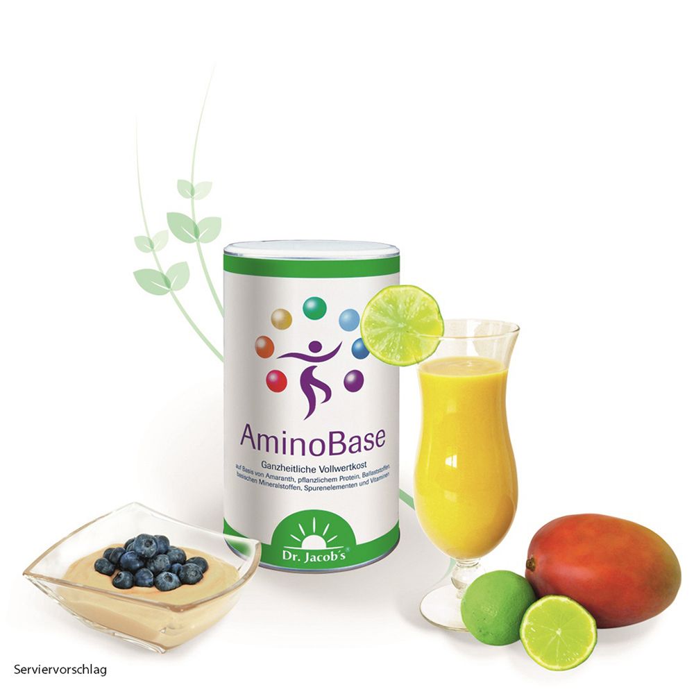 Produkt-Dose, daneben Smoothie, Obst und Mousse. Aufschrift: AminoBase, Dr. Jacob's. Servierbeispiel.
